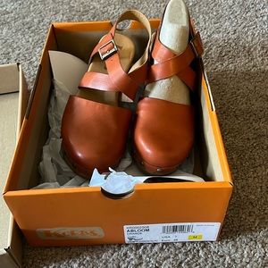 Brand new Dsw wowens wedges for summer